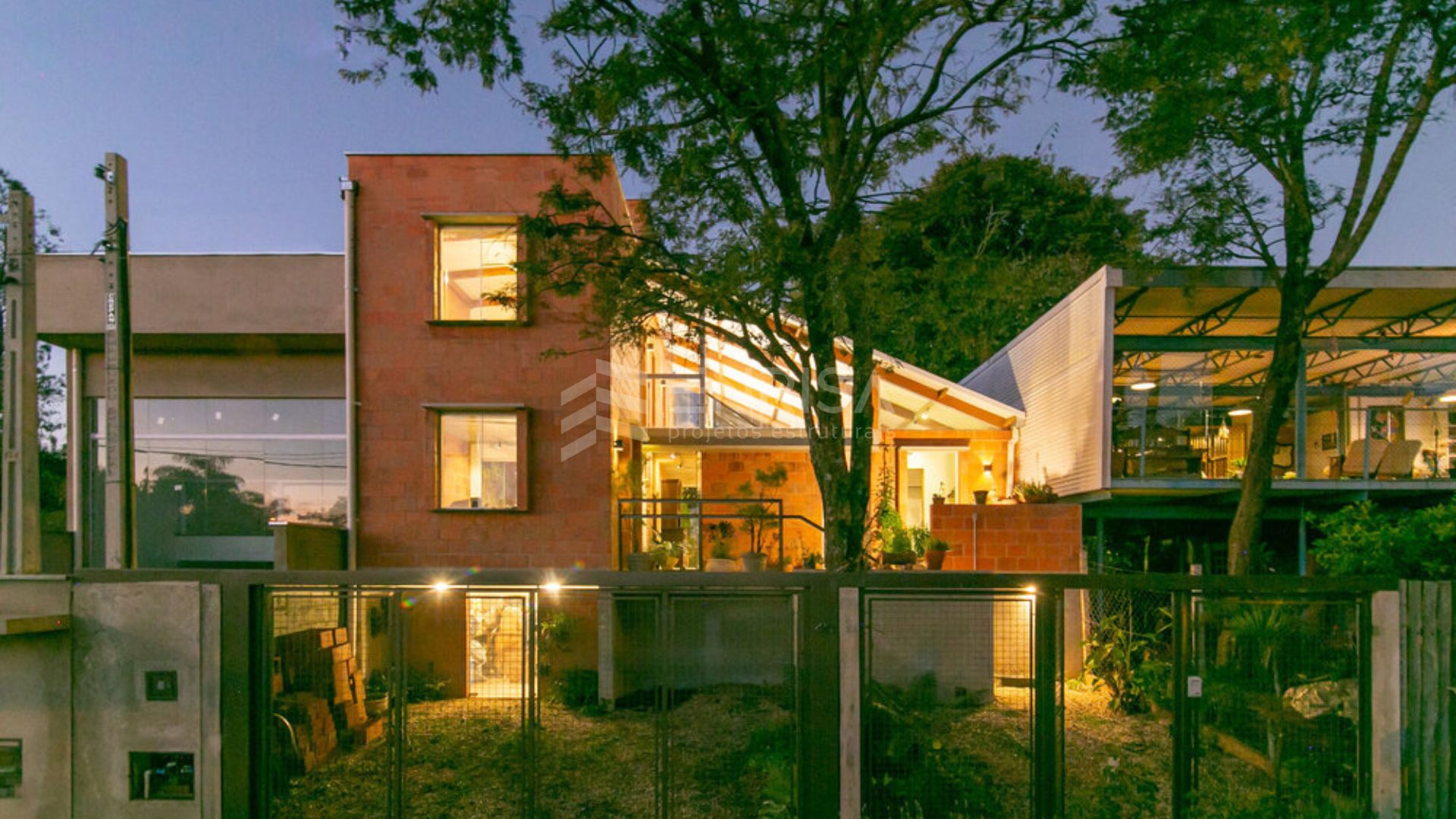 Projeto estrutural Casa Blocos Piracicaba desenvolvido pela Enrisa Engenharia, com alvenaria estrutural otimizada e integração arquitetônica ao terreno.