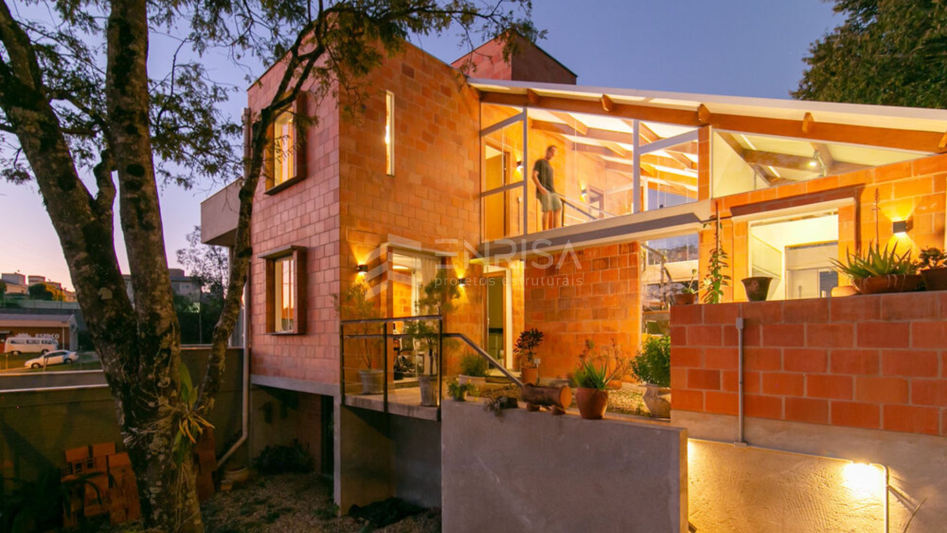 Projeto estrutural Casa Blocos Piracicaba desenvolvido pela Enrisa Engenharia, com alvenaria estrutural otimizada e integração arquitetônica ao terreno.