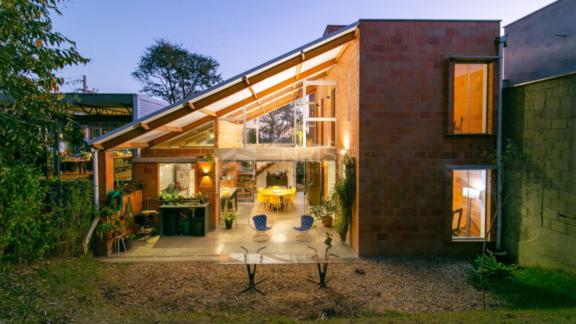 Projeto estrutural Casa Blocos Piracicaba desenvolvido pela Enrisa Engenharia, com alvenaria estrutural otimizada e integração arquitetônica ao terreno.